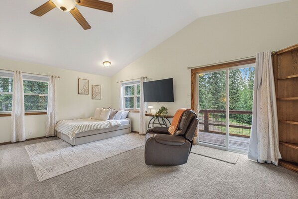 3 bedrooms, desk, iron/ironing board, travel cot - Private Sandpoint Retreat - Sauna, Game Room, Pet Friendly + RV Parking (Sandpoint)