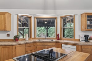 Fridge, microwave, oven, stovetop - Private Sandpoint Retreat - Sauna, Game Room, Pet Friendly + RV Parking (Sandpoint)
