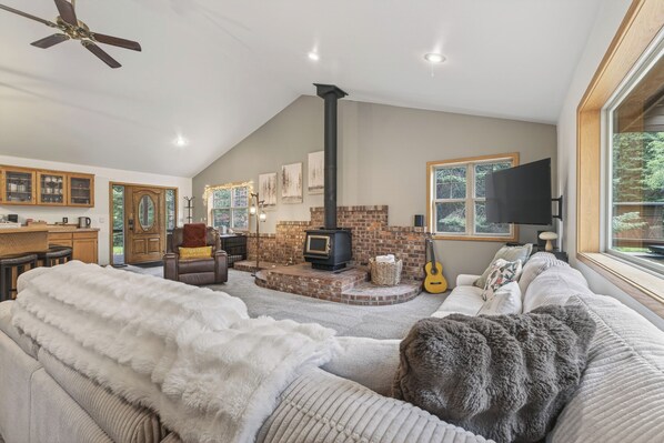 Smart TV, table football, books, computer monitors - Private Sandpoint Retreat - Sauna, Game Room, Pet Friendly + RV Parking (Sandpoint)