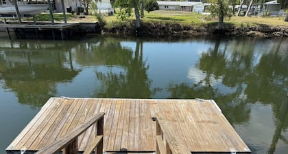 Home in Crystal River FL Water Front/Floating Dock on Deep Water Canal