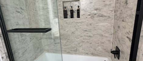 Secador de pelo, toallas, jabón, papel higiénico