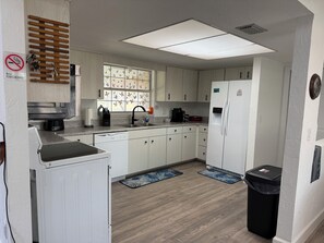 Frigorifero, microonde, forno, lavastoviglie