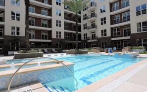 Pool - Cozy Downtown Houston Skyline Luxury Gem (Houston)