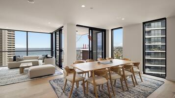 Huoneisto, parveke, rantanäköala | Ruokailu