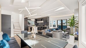 Un interno moderno con zona pranzo, cucina e soggiorno.