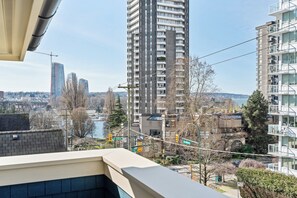 Property grounds - Rare find 2300sf 4BR Luxury Home Near Sunset Beach (Vancouver)