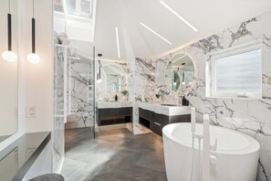 Shower, hair dryer, towels, soap - Rare find 2300sf 4BR Luxury Home Near Sunset Beach (Vancouver)