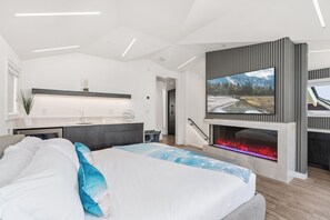 Iron/ironing board, WiFi, bed sheets - Rare find 2300sf 4BR Luxury Home Near Sunset Beach (Vancouver)