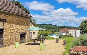 Outdoor dining - Gorgeous home in Saint-Priest-les-Fougè (Saint-Priest-les-Fougè)