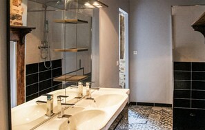 Shower, hair dryer - Gorgeous home in Saint-Priest-les-Fougè (Saint-Priest-les-Fougè)