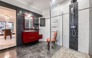 Shower, hair dryer - Pet friendly home in Sarlat-La-Canèda (Sarlat-La-Canèda)