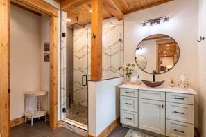 Shower, towels - The Sugar Chalet - Luxury home on Sugar, easy access, views! (Sugar Mountain)