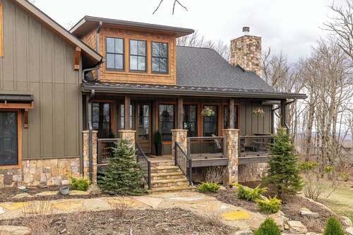 The Sugar Chalet - Luxury home on Sugar, easy access, views!
