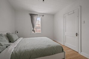 Tabla de planchar con plancha, wifi y ropa de cama 