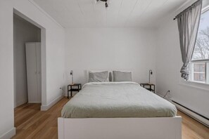Iron/ironing board, WiFi, bed sheets - Comfort Space, 1 CH, Office, Enfant-Jésus (Québec)
