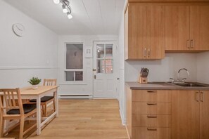 Private kitchen - Comfort Space, 1 CH, Office, Enfant-Jésus (Québec)