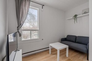 Living area - Le Petit Cozy, 1 CH, Office, Enfant-Jésus (Québec)