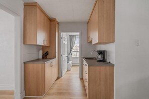 Private kitchen - Le Petit Cozy, 1 CH, Office, Enfant-Jésus (Québec)