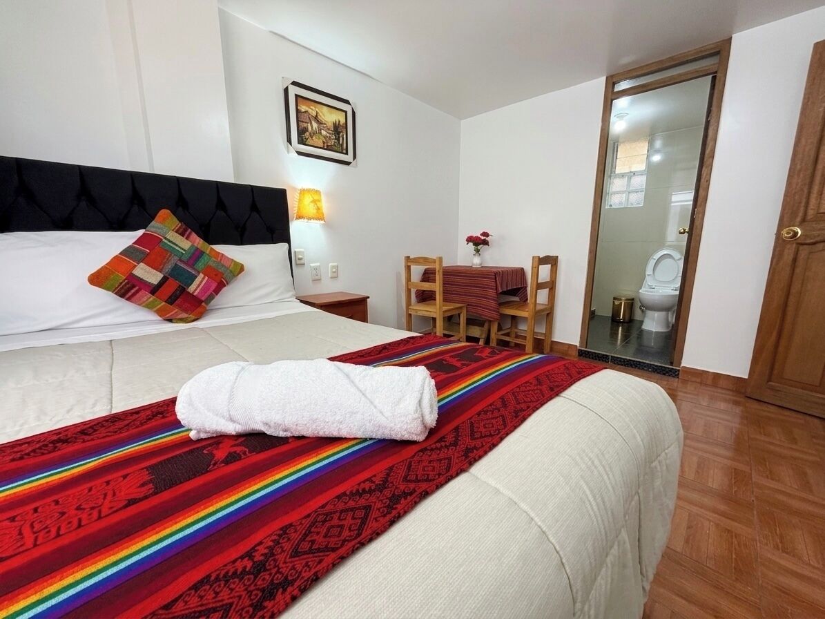 Habitación estándar doble, vistas a la ciudad | Espacio para trabajar con un portátil y tabla de planchar con plancha