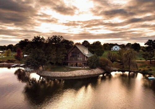 Beautiful, timber frame, lake house with an amazing view!