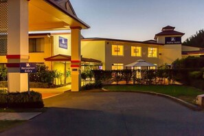 Exterior - Alpha Hotel Canberra (Canberra)
