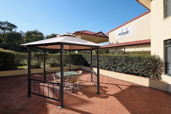 Outdoor dining - Alpha Hotel Canberra (Canberra)