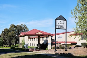 Exterior - Alpha Hotel Canberra (Canberra)