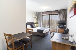 Room - Alpha Hotel Canberra (Canberra)