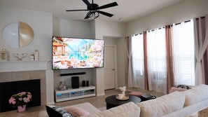 Smart TV, chimenea, videojuegos y libros 