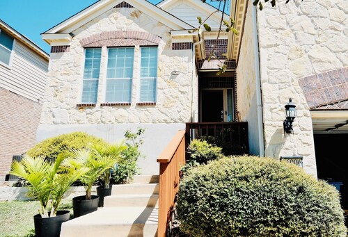 Beautiful & cozy home near Six Flags, La cantera Mall 5miles, sea world 10 miles