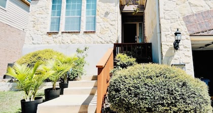 Beautiful & cozy home near Six Flags, La cantera Mall 5miles, sea world 10 miles