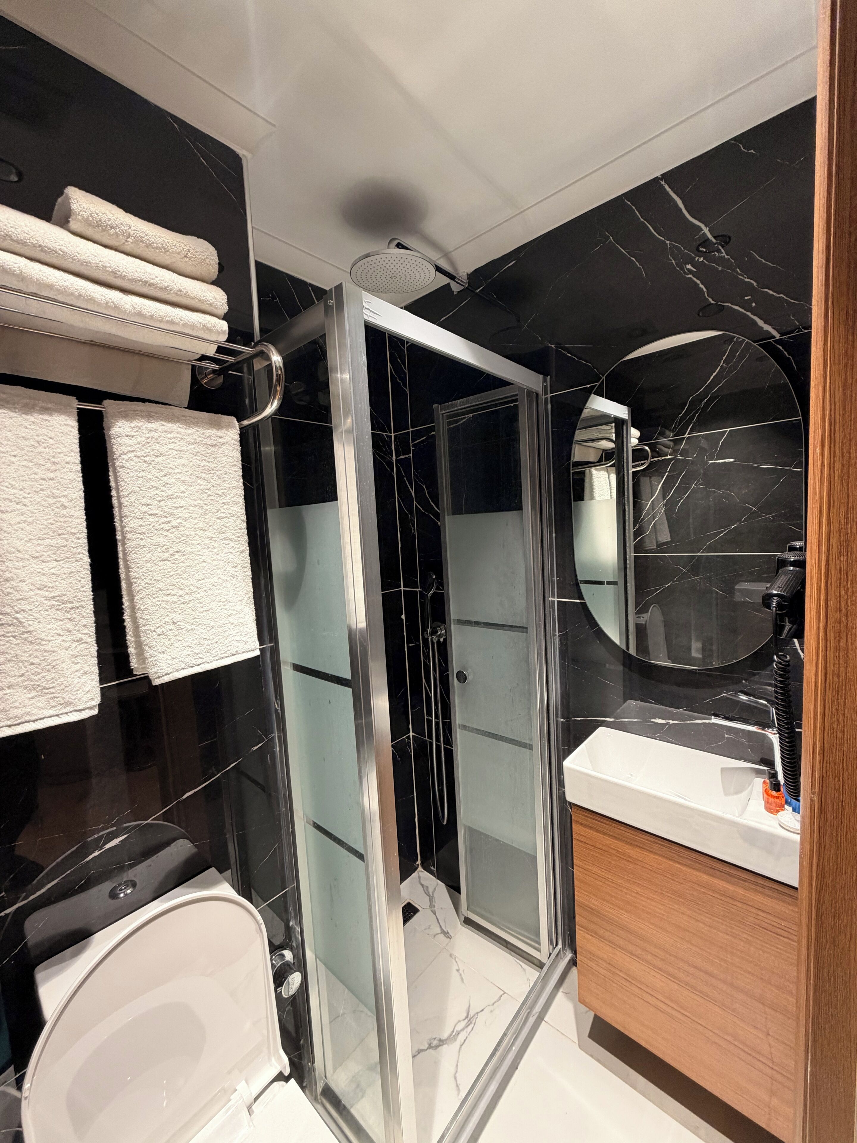 Comfort Room, Balcony, City View | Bathroom