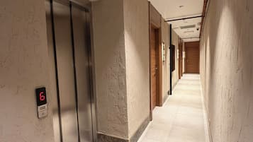 Comfort Room, Balcony, City View | Interior