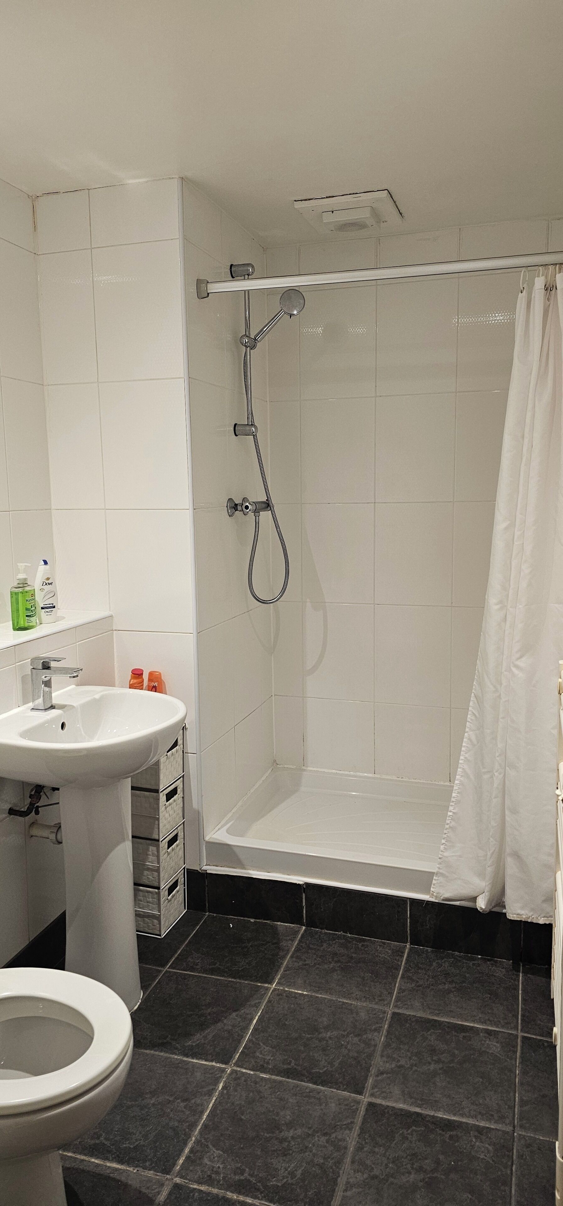 Toallas, jabón, papel de baño 