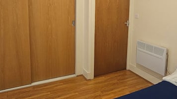 Tabla de planchar con plancha, wifi y ropa de cama