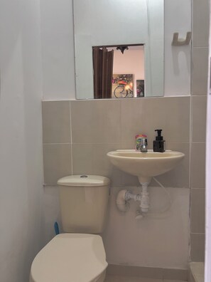 Hair dryer, towels, soap, toilet paper - Estudio completo Exito San Fernando -Menta- (Cali)