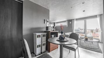 Apartment, Non Smoking (301) | In-room dining