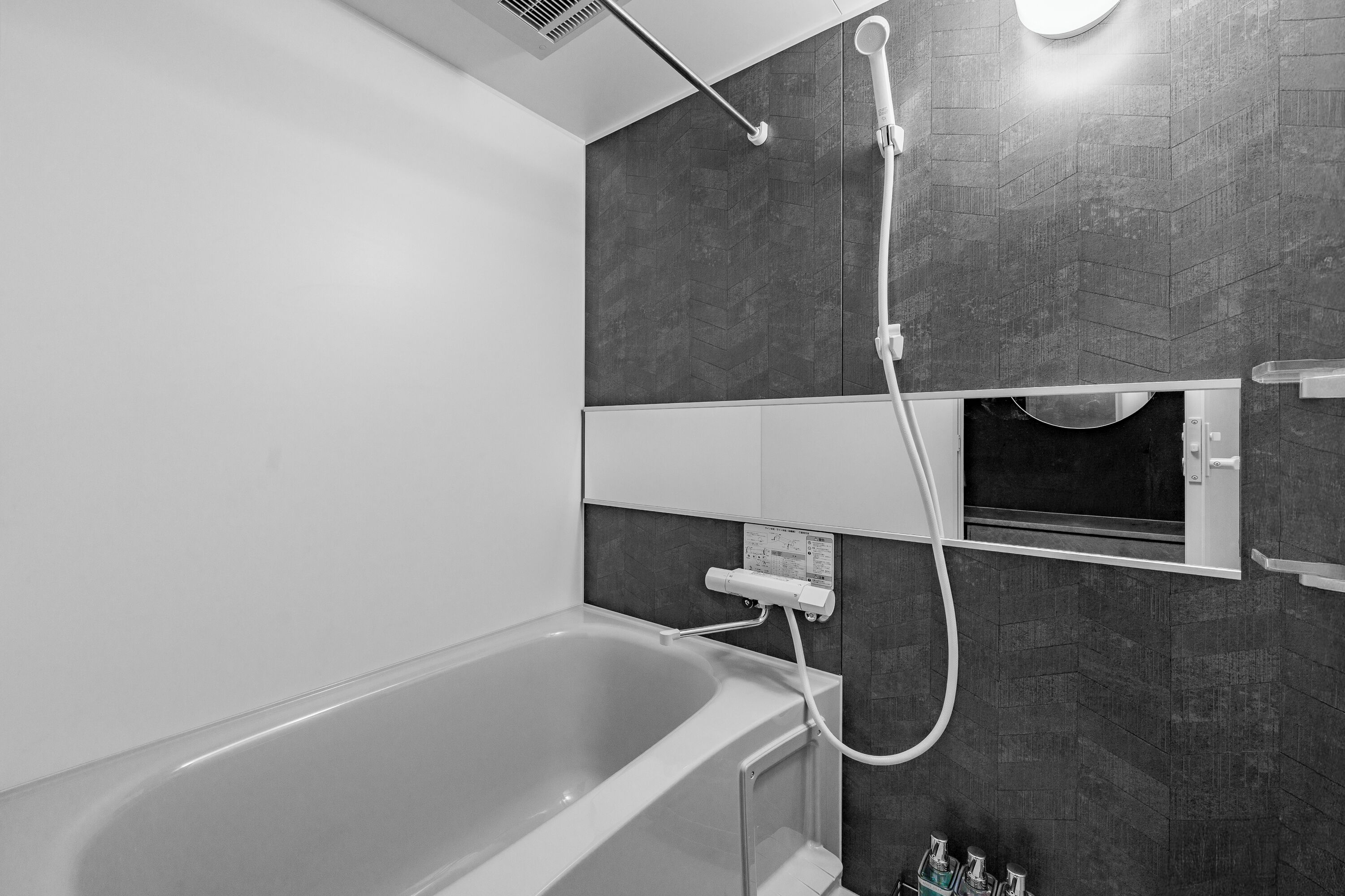 Combined shower/bathtub, free toiletries, hair dryer, slippers