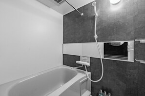 Duschwanne, kostenlose Toilettenartikel, Haartrockner, Hausschuhe