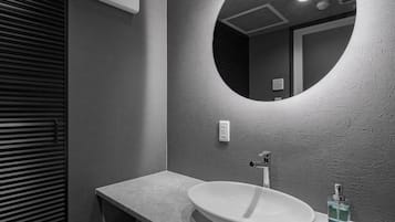 Combined shower/bathtub, free toiletries, hair dryer, slippers