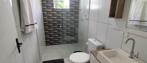 Serviettes fournies, savon, papier toilette