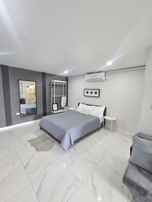 Tabla de planchar con plancha, wifi y ropa de cama 