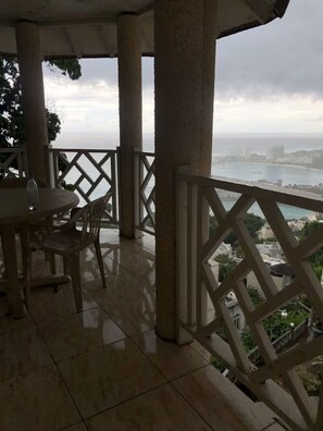 Outdoor dining - Sky Castle penthouse, 3bdr (Ocho Rios)