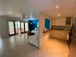 Iron/ironing board, WiFi, bed sheets - Seawind one bedroom (Montego Bay)