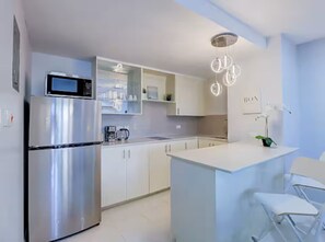 Private kitchen - Entire condo in Montego Bay, Jamaica (Montego Bay)