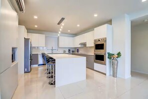 Private kitchen - Entire serviced apartment in Montego Bay, Jamaica (Montego Bay)