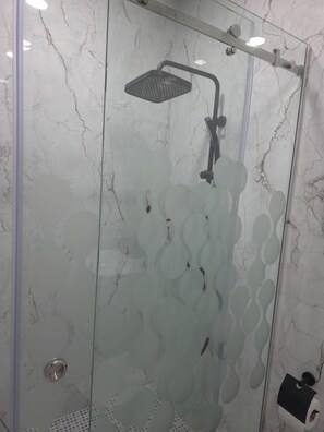 Suihku, hiustenkuivaaja, pyyhkeet, saippua
