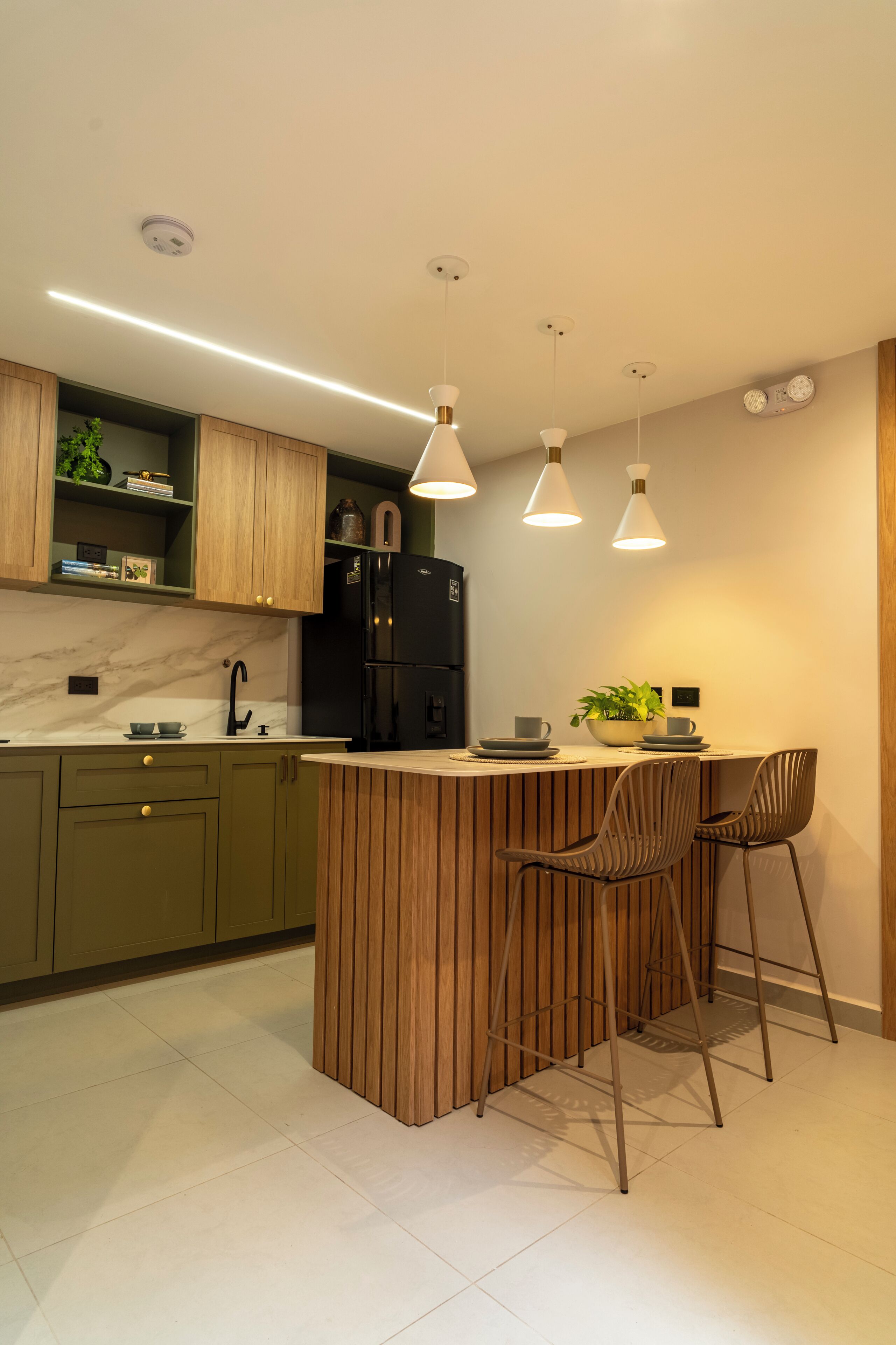 Full-size fridge, microwave, cookware/dishes/utensils