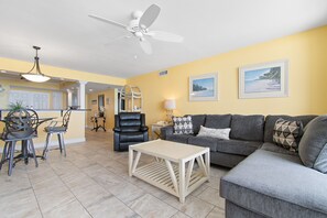 Living area - Amazing Beachfront, 2 Bedroom Condo in beautiful Myrtle Beach (Myrtle Beach)