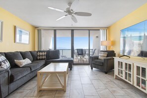 Living area - Amazing Beachfront, 2 Bedroom Condo in beautiful Myrtle Beach (Myrtle Beach)